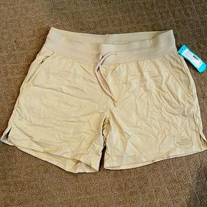 NWT The North Face shorts size medium